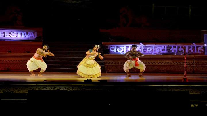 कुचिपुड़ी, मोहिनीअट्टम और भरतनाट्यम की चपल थिरकन में दमका खजुराहो